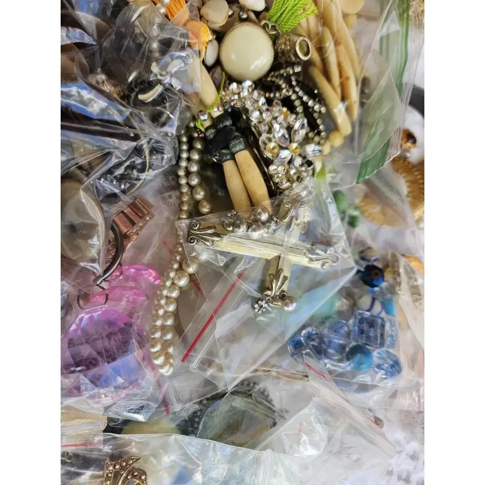 3.5 Lbs. Beads/Charms/Craft Junk Misc. Jewelry Making Lot Non-Wearable Pounds - Picture 8 of 11
